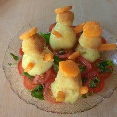 Artikelbild Kartoffelkerlchen mit Morzarellaköpfchen auf Tomaten-Basilikumbett